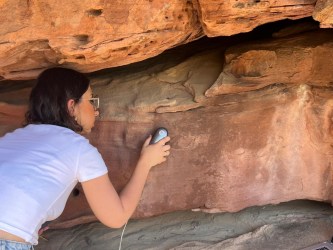 Claudia Serrano Aranda haciendo análisis in situ.